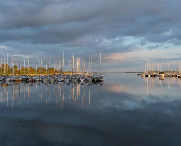 Lystbådehavn i aftenlys – rammer, der samler mennesker
