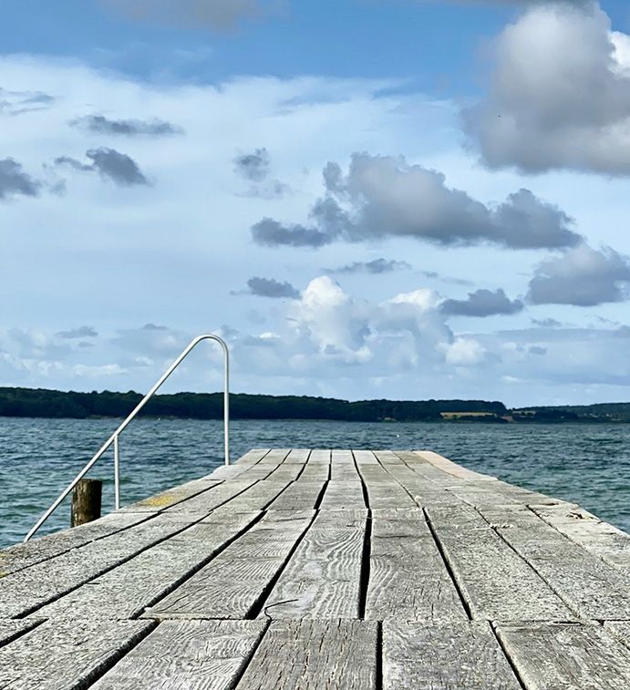 Badebro ved Kalundborg med udsigt over fjorden