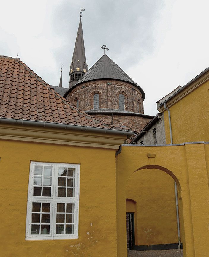 Gule byhuse og domkirken i Roskilde